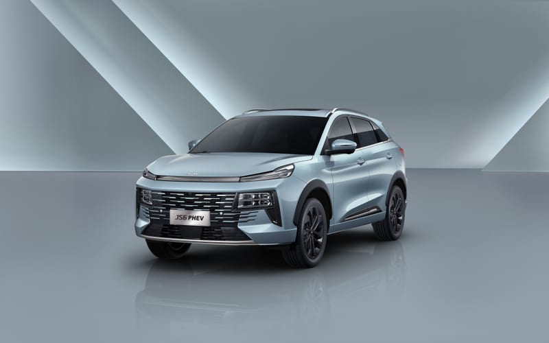 JAC JS6 PHEV in Silber, Frontansicht aus flachem Winkel
