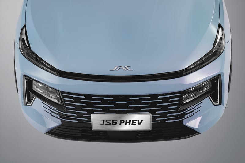 Frontpartie des JAC JS6 PHEV mit Kühlergrill und Tagfahrlicht