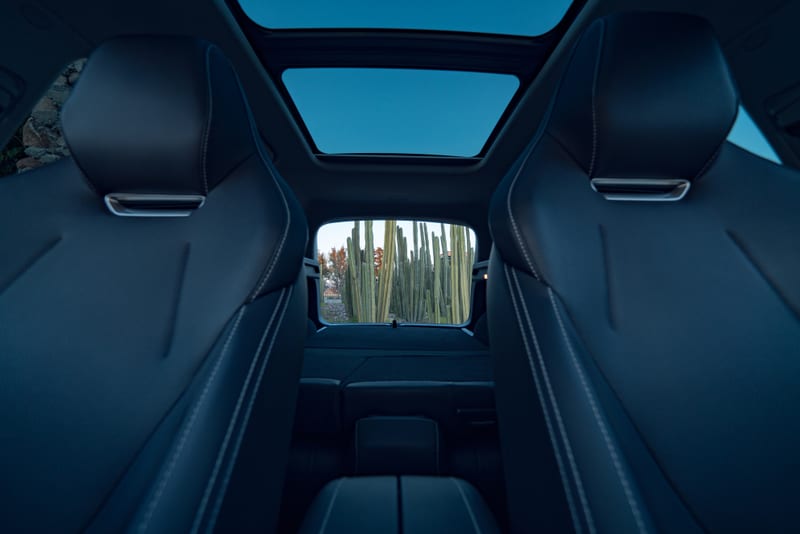 Innenraum des JAC JS6 PHEV mit Panoramadach