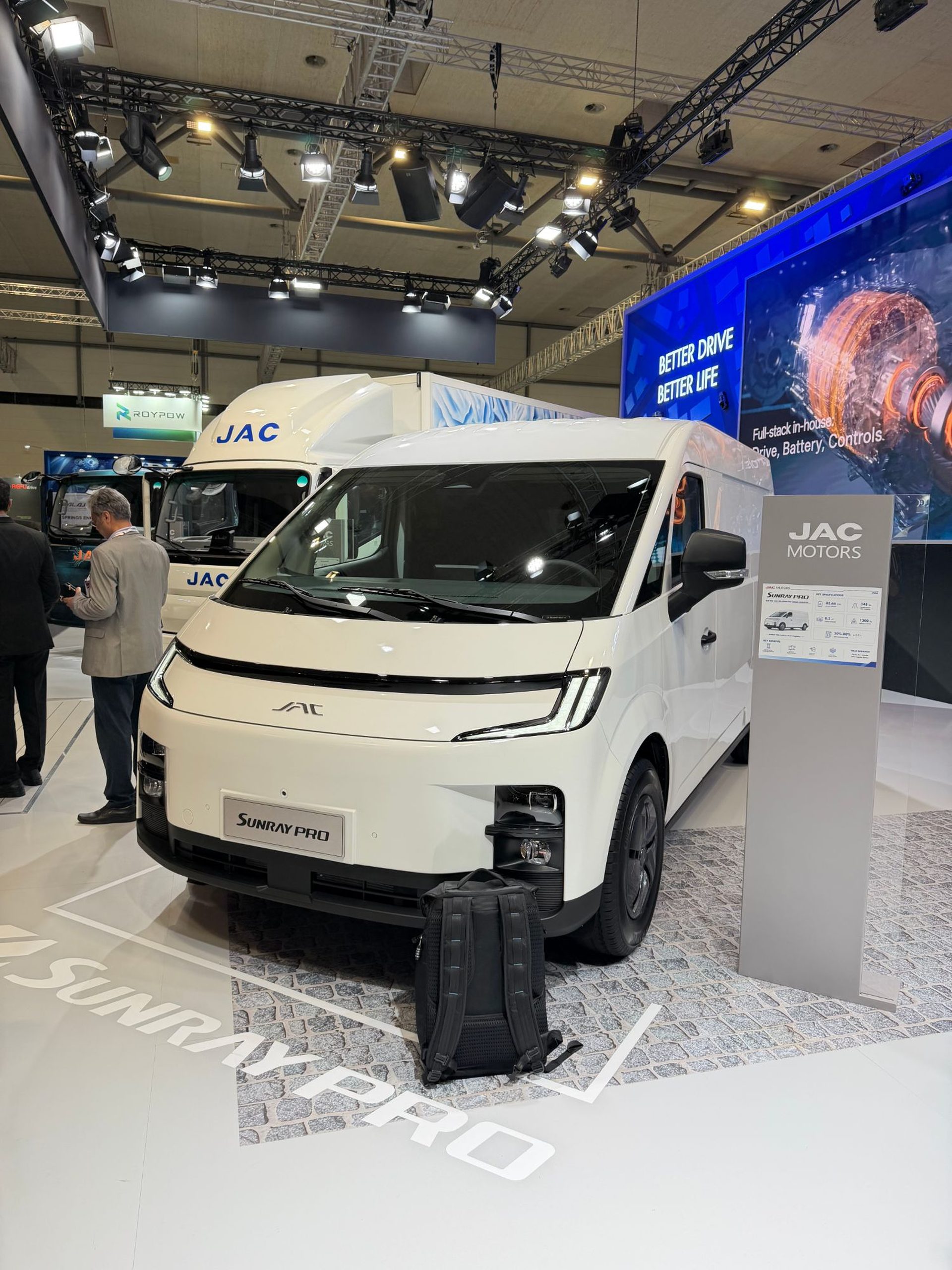JAC Sunray Pro EV auf der IAA Transportation 2026 in Hannover, Ansicht von schräg vorn